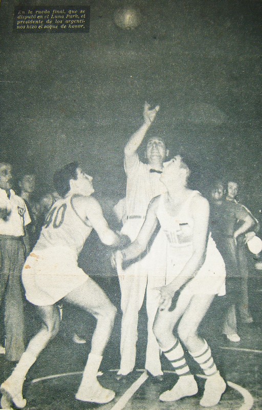 ZONA FINAL. En la rueda final disputada en el Luna Park, el presidente de los argentinos, Juan Domingo Peron, hizo el saque de honor