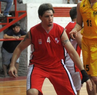 GRAN TAREA. El obereño Víctor Sudol anotó 20 puntos, bajó seis rebotes y dio tres asistencias en Orán. LA GACETA/ ENRIQUE GALINDEZ.