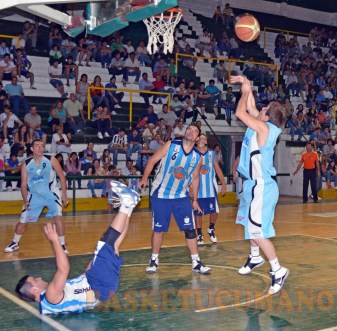 ÁSPERO. Atlético y Juventud jugaron al cuerpo a cuerpo en cada minuto, por lo que el último juego promete ser emocionante. 