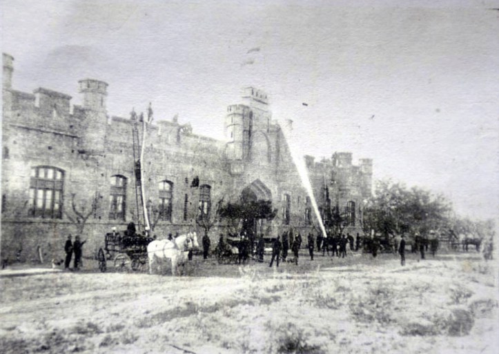 El cuartel de bomberos de San Miguel de Tucumán , en Muñecas y España en una foto de 1914 (Foto de la Sección "Apenas Ayer" del diario La Gaceta)
