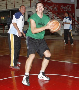  ENSAYO. El primer plano es para Fernando Ortiz; detrás suyo, Mario Vildoza. 