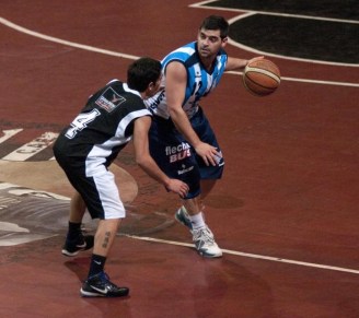 TRIPLES OPORTUNOS. Carlos Nuova (Atlético) estuvo certero desde el perímetro.