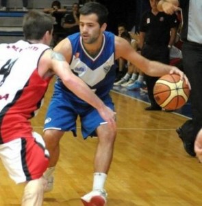 CERCA DEL "ROJO". Juan Laprovíttola jugó el Federal con los velezanos.