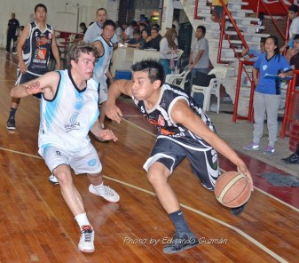 Álvaro Álvarez, al arma de gol de Olímpico.