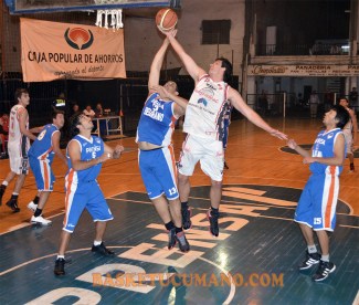 DUELO DE HERMANOS. Luis (izq.) y Fernando Ortiz luchan por el control del balón.
