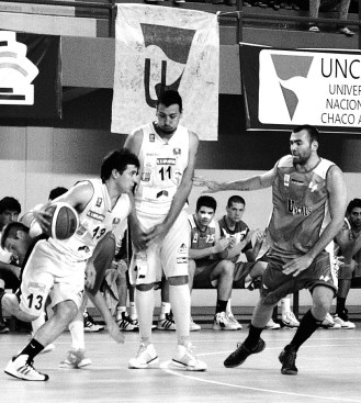 EN OFENSIVA. Moreno cortina y Rodríguez maniobra con el balón. Defiende Fucek.