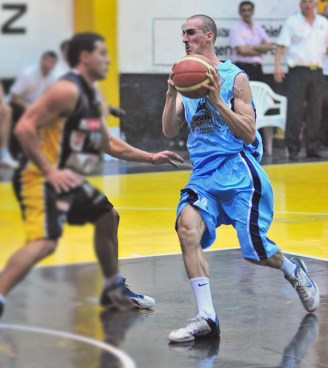 INCONTROLABLE. Cristian Mamondi, de Tiro, martirizó a la defensa taficeña.