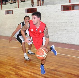 ESTALLIDO GOLEADOR. Arias Binda hizo 40 puntos para el líder.