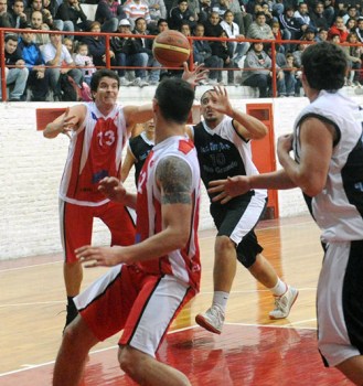 PRODUCTIVO. El pivot Fernando Ortiz le dio puntos y rebotes a Independiente.