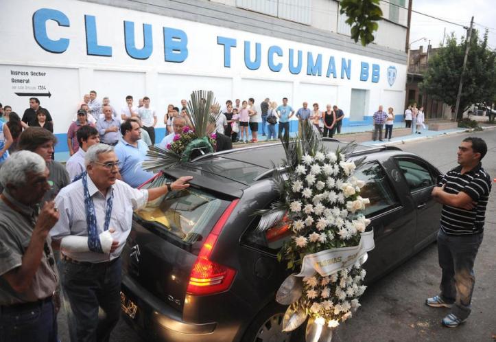 EL MOMENTO MÁS EMOTIVO. El cortejo fúnebre de "Tompy" Díaz pasó por el estadio de Tucumán BB. 