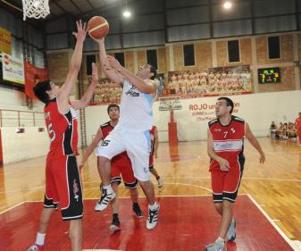 DUELO ENTRE PIVOTS. Díaz Barros, de Tucumán BB, y Gerardo Miranda.
