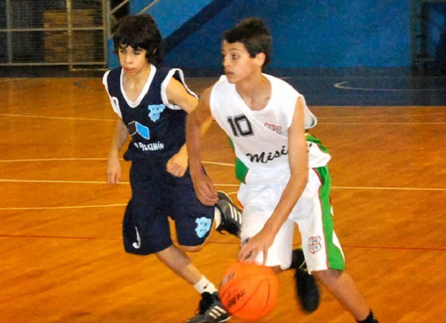 Juan Marcos de Misiones (10)  sube el balón. (Foto: eldoregistra.com).