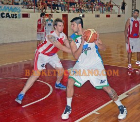 LUIS ARGAÑARAZ maniobra ante la marca de Victor Sudol