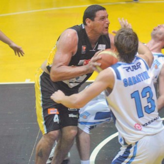 ¿SEGUIRÁ JUGANDO? Sergio Ale no logra recuperarse de su lesión.