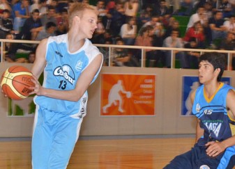 Tomás Musotto toma un rebote anoche en el partido entre Chubut y Formosa.