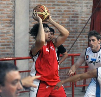 NO ALCANZÓ. Víctor Sudol se destacó en el "rojo", con 22 puntos y cinco rebotes. 