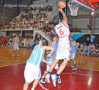 Facundo Arias Binda metió 40 puntos (17 seguidos en el tercer parcial) para el ganador