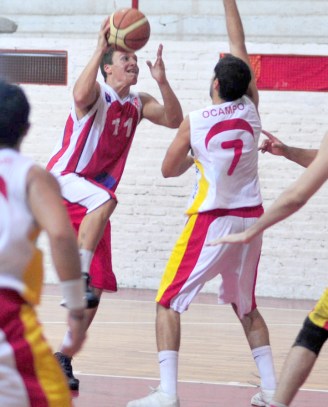 DEBUT. Brian Najnudel anotó tres puntos y bajó cuatro rebotes en el “rojo”.