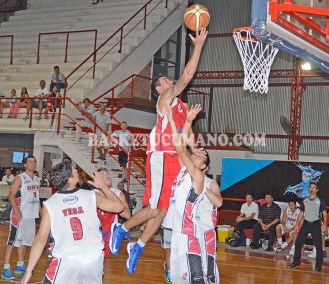 VOLÓ ALTO. Facundo Arias Binda fue imparable para la defensa chaqueña. Completó la noche con 25 tantos.