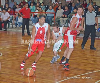 Lucas Victoriano (con la 8) metió un triple desde 15 metros.
