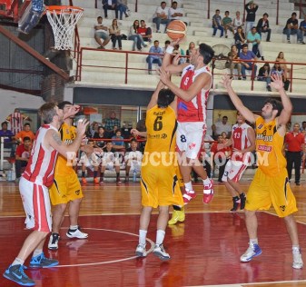 OTRA VEZ DESEQUILIBRANTE. Lucas Victoriano lanza ante la marca de Barreiro.