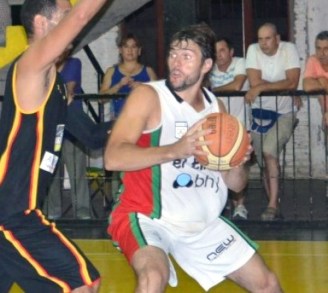 JUEGO INTERIOR. Olocco maniobra en ataque ante la marca Sebastián Paz Duarte. El visitante fue muy superior