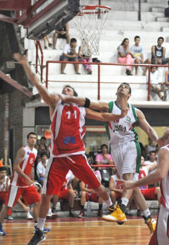 PENETRACIÓN. Brian Najnudel acertó un 56% en lanzamientos de cancha.