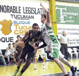 SIN TREGUA. Paz Duarte busca el resquicio para lanzar ante la dura defensa del experimentado Lucas Martina.