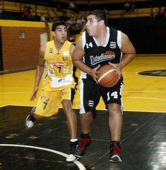 PURO OFICIO. Mario Yane impuso presencia y es pieza vital en Estudiantes.