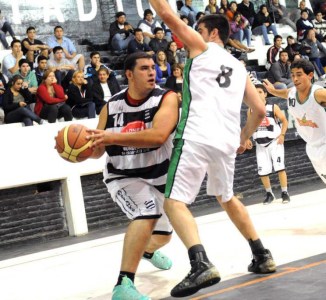 DOS DESTACADOS. Mario Yane, de Estudiantes, y Roberto Torres, del trueno verde.