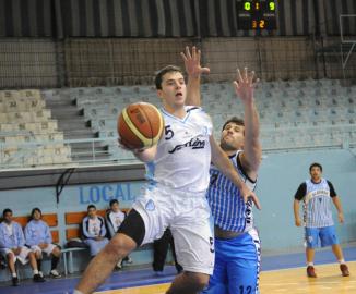 PELEA. Santiago Abdala, de Tucumán BB, marcado por Miguel Díaz.