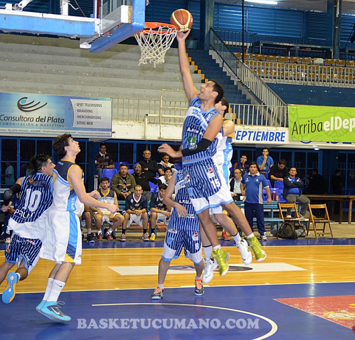 BANDEJA. Sebastián Paz Duarte deposita una pelota en el aro formoseño.