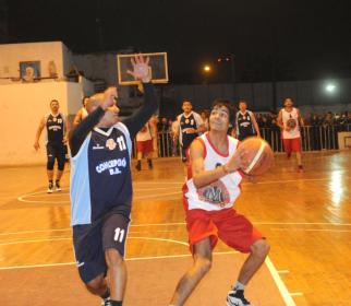 LOS MEJORES EN EL BAJO. Matías Fernández, del local, y Javier Umlandt.
