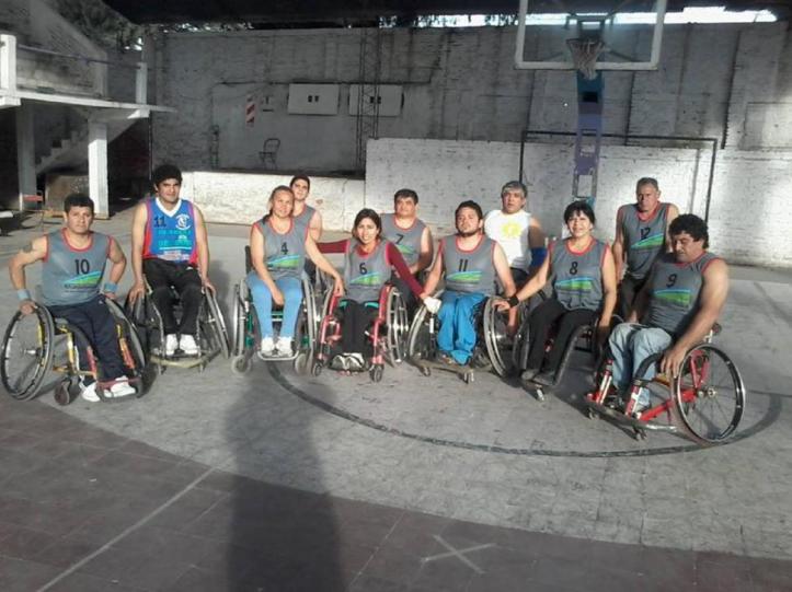 SIN PAUSAS. El equipo de Fadit se entrena en cancha de San Cayetano. La Fundación pretende organizar el próximo cuadrangular en esta ciudad.