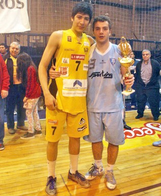 RIVALES Y AMIGOS. Gramajo (de la T) y Santiago Abdala (Tucumán BB).