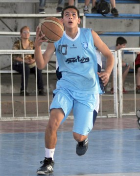 ESCOLTA. Juan Torres añadió 10 puntos el triunfo de Tucumán BB.