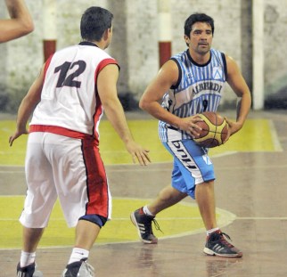 CUESTIÓN DE BASES. Federico Molina (JBA), marcado por Carlos Nuova.