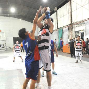 NO PUDO SER. Estudiantes cayó como local por la mínima diferencia con “CC”.