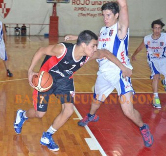 GRAVITÓ EN LA PINTURA. Santiago Roitman, pivot de Independiente.