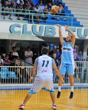 DE MENOR A MAYOR. Maxi Iturrioz creció en su juego y aportó al triunfo local.