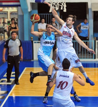 BUEN ANDAR. Malvestiti maniobra bajo el cesto rival. Tucumán BB volvió a ganar.