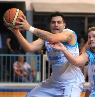 DIO UNA LECCIÓN. Juan Ángel López, gran artífice del triunfo santiagueño. la gaceta / Foto de Diego Aráoz (archivo)