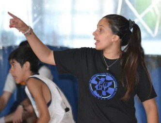 AGOSTINA VELIZ. Es la primera mujer en la historia que designa la Federación Tucumana para dirigir un seleccionado