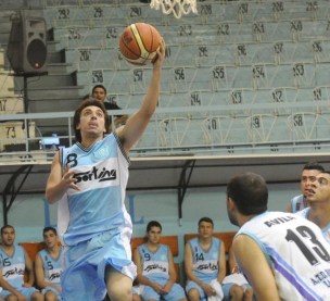 BANDEJA DE ZURDA. Cristian Soria (1-6 en triples) anota ante Ávila. LA GACETA / FOTO DE HÉCTOR PERALTA