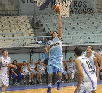 ACIERTO DECISIVO. COn poco de 20" para el final, Cristian Soria clavó un triple fundamental. FOTO DE DIEGO ARÁOZ (LA GACETA)