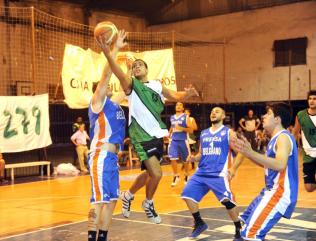 AL ATAQUE. Marcos Contreras (13) busca el aro de Belgrano. LA GACETA / FOTO DE HÉCTOR PERALTA (ARCHIVO)