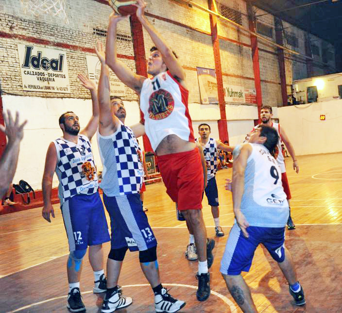 FUNDAMENTAL EN LA PINTURA. Silvio Castro, pivot del “globito”. LA GACETA / FOTO DE HÉCTOR PERALTA