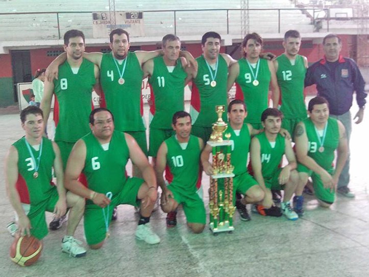 CON LA COPA Y LAS MEDALLAS. Barrio Jardín venció en la final a Independiente. FOTO DE LA ASOCIACION DE BASQUETBOL DE VETERANOS