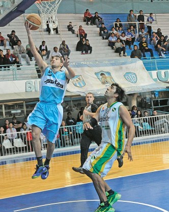 NO PUDO. Tucumán BB cometió muchos errores y los correntinos no perdonaron. Foto de Héctor Peralta