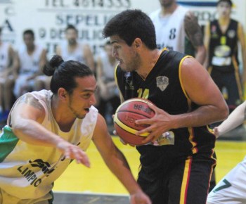 APORTÓ SACRIFICIO. Iván Julián, de Talleres, maniobra ante la doble marca de Farah y Gutiérrez. FOTO DE DIEGO ARÁOZ (LA GACETA)